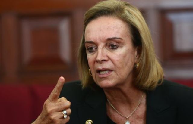 La exparlamentaria Luisa Cuculiza recibe en las redes sociales, mensajes mostrando la preocupación de los políticos y los deseos de su pronta mejoría.