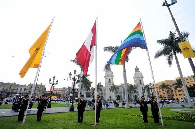 Emotivo izamiento de las banderas del Perú, de Lima y del Tahuantinsuyo.
