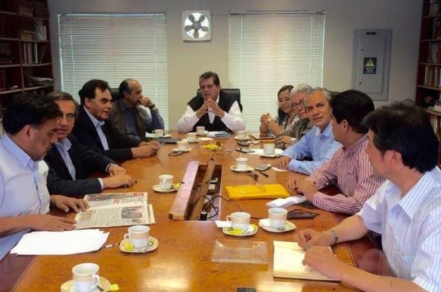 Esta es la foto publicada por el líder aprista Alan García en su cuenta de Twitter, dando a conocer la reunión navideña con los dirigentes de su partido y que ha dado lugar a un proceso del Jurado Electoral Especial Lima Centro 1.