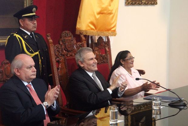 El presidente del Consejo de Ministros, Pedro Cateriano Bellido, y el alcalde de Lima, Luis Castañeda Lossio, durante la Sesión Solemne por el aniversario de Lima.