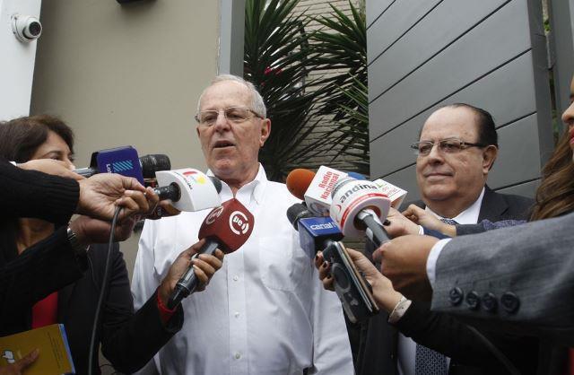 El presidente electo Pedro Pablo Kuczynski se reunió esta mañana con el titular del Banco Central de Reserva, Julio Velarde Flores, para informarle la decisión de ratificarlo en el cargo. (Foto ANDINA).