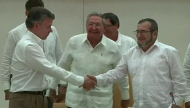 Este apretón de manos en La Habana, entre el presidente de Colombia, Juan Manuel Santos, y el líder de la FARC, Rodrigo Londoño "Timochenko", determinó la fecha de la firma de la paz definitiva.