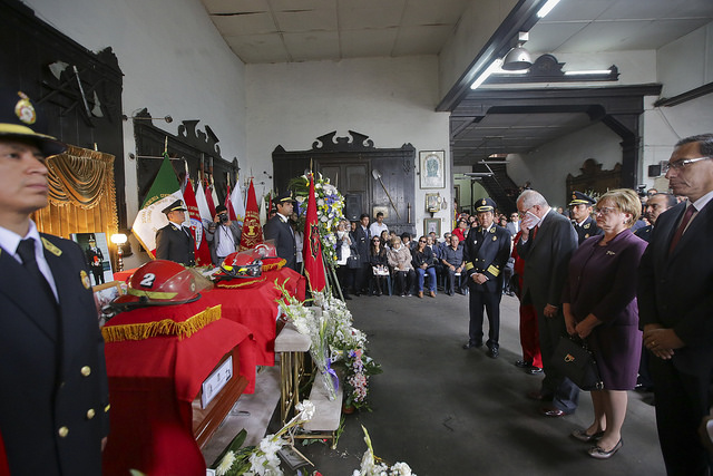 El presidente Pedro Pablo Kuczynski estuvo bastante consternado en el velorio de los valerosos bomberos, al que asistió acompañado de su esposa Nancy Lange; del vicepresidente Martín Vizcarra; y del jefe del Gabinete Ministerial, Fernando Zavala.