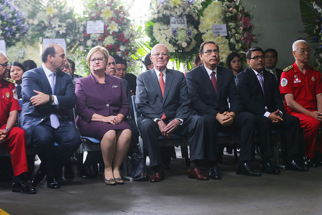 Tras expresar sus sentidas condolencias a los familiares, el presidente Pedro Pablo Kuczynski y su esposa Nancy Lange, los acompañaron por un momento en el velatorio de sus seres queridos.)