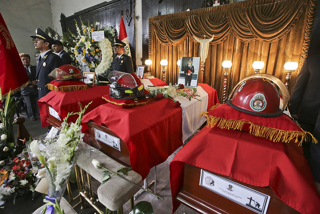 Los restos mortales de los valientes bomberos que ofrendaron sus vidas en cumplimiento del deber, se vienen velando en su Compañía de Bomberos Voluntarios Roma 2.)