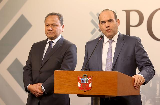 El primer ministro, Fernando Zavala Lombardi, acompañado del ministro de Defensa, Mariano González, anunció que la medida se aplicara por 60 días a partir del 11 de octubre.