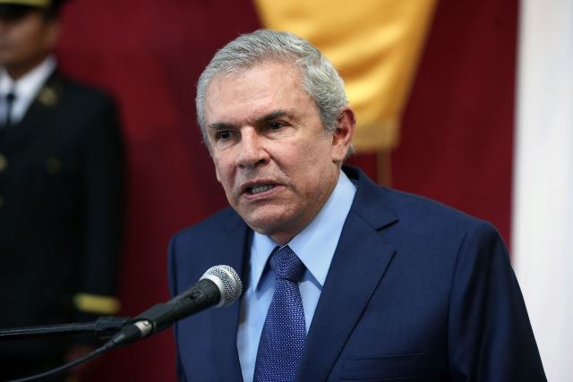 El alcalde de Lima, Luis Castañeda Lossio, tras ser intervenido esta madrugada en el Hospital “Guillermo Almenara”, se recupera en la Unidad de Cuidados Intensivos.