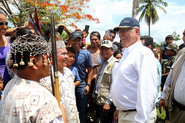 Tras la inauguración del puente, el presidente Kuczynski dialogó con los nativos del lugar.