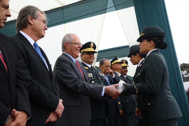 El presidente Pedro Pablo Kuczynski exhortó a las suboficiales a dedicar todo su esfuerzo para reforzar la seguridad interna, resaltando que las mujeres policías trabajan en circunstancias difíciles.