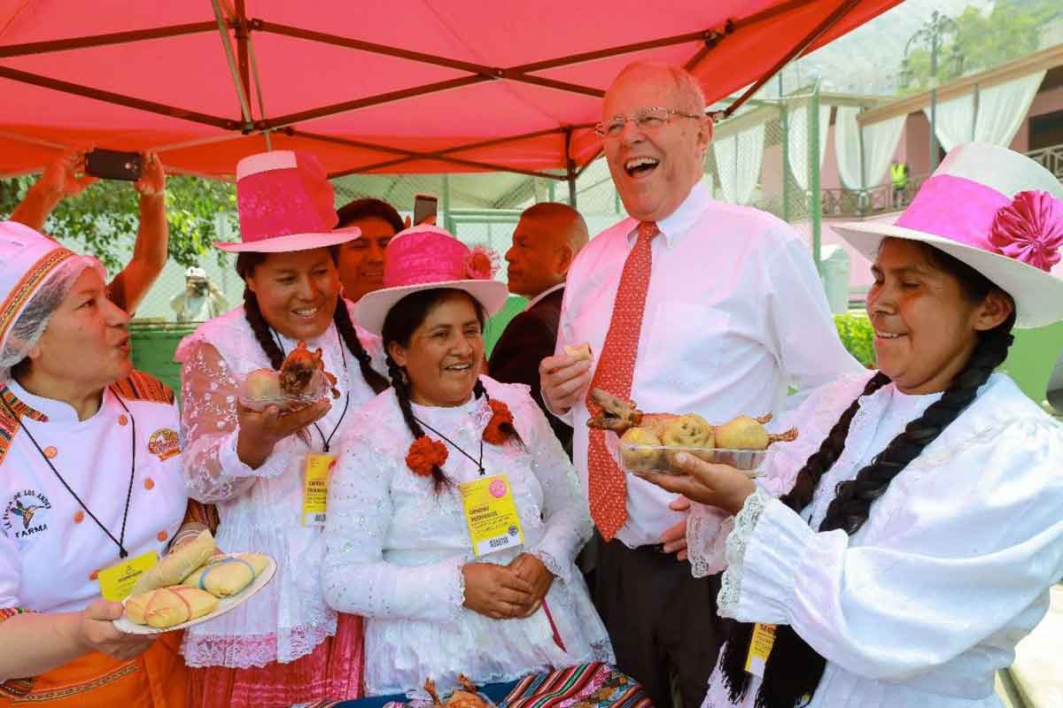 El presidente del Perú Pedro Pablo Kuczynski, saboreando potajes típicos en el día del lanzamiento de Mistura 2017. Foto: ANDINA/Prensa Presidencia