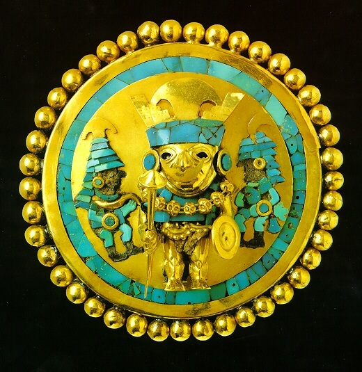 Orejera del Señor de Sipán causa gran admiración en exposición en Estados Unidos.